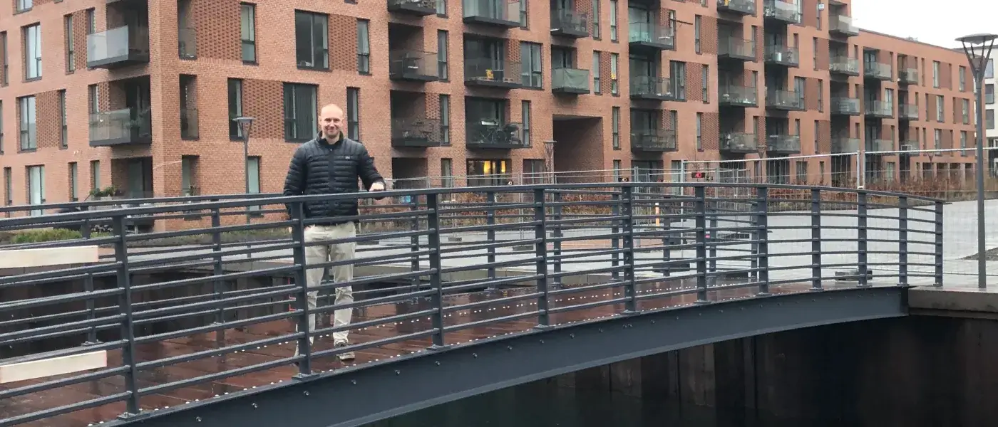 Poul Odgaard på gangbro på Teglholmen i Københavns Sydhavn